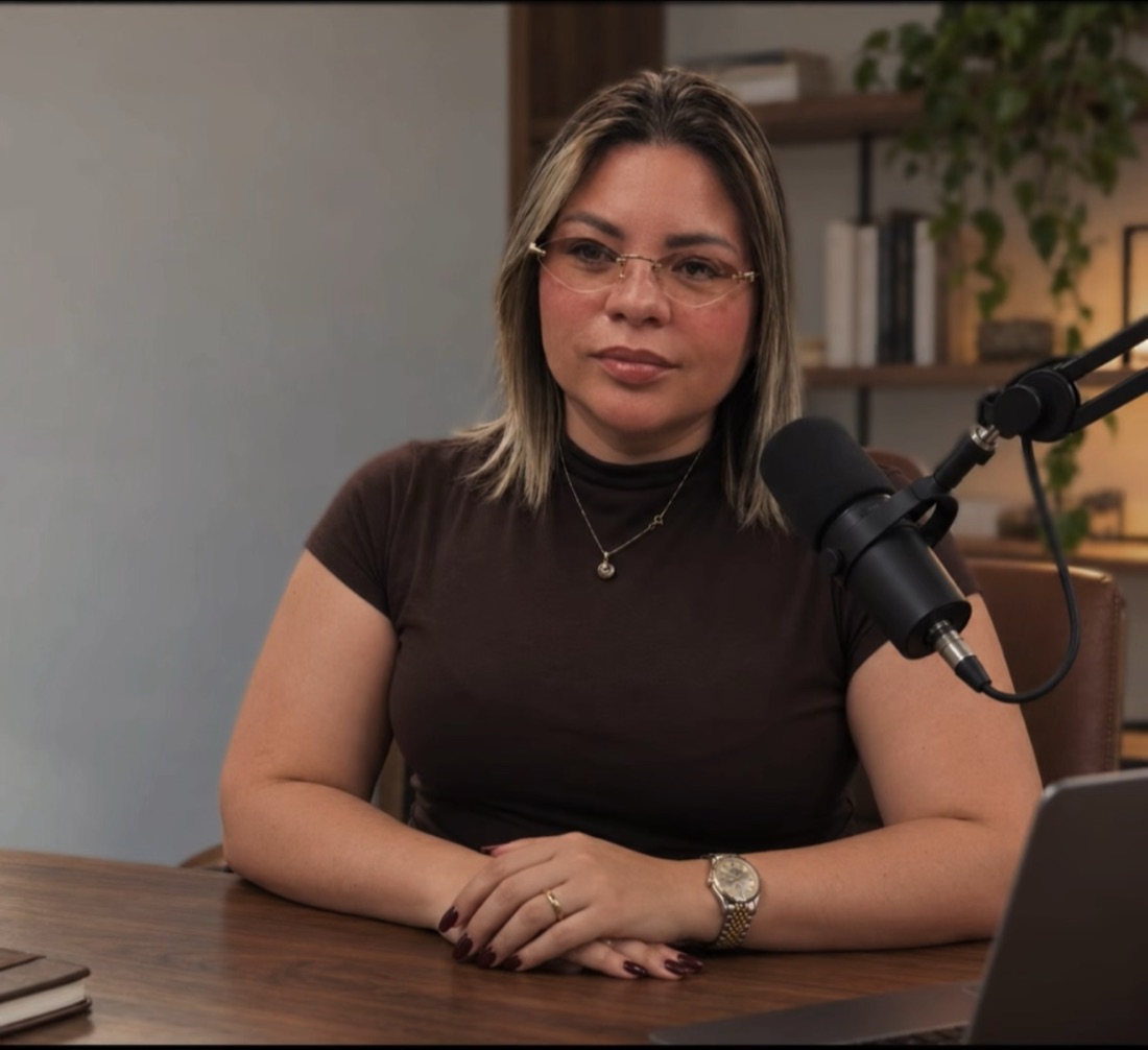 Erika Prada frente a un micrófono