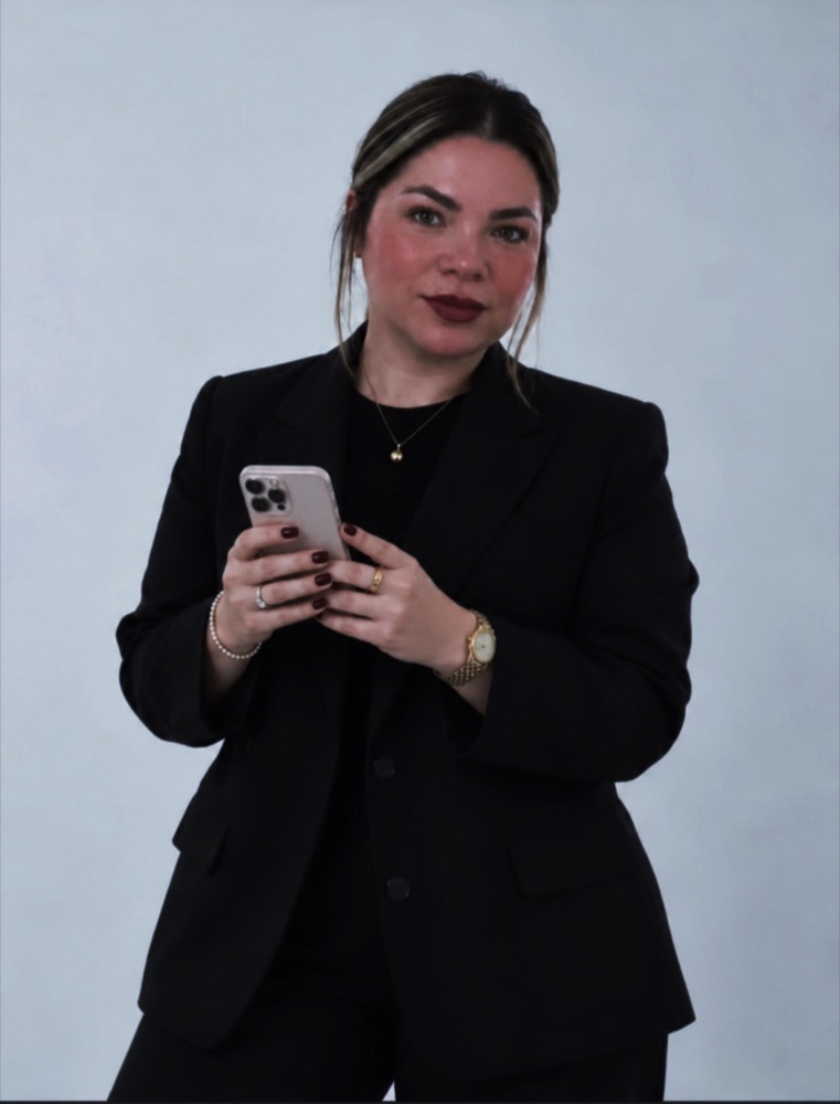 Erika Prada sosteniendo su teléfono